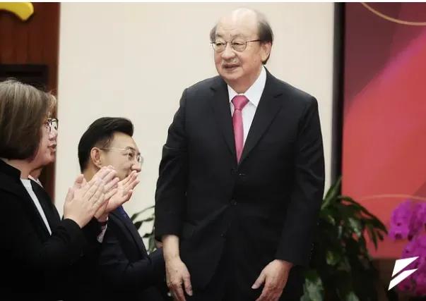 台湾民意机构民进党团“万年总召”柯建铭2026年2月24日正式下台，改由蔡其昌任