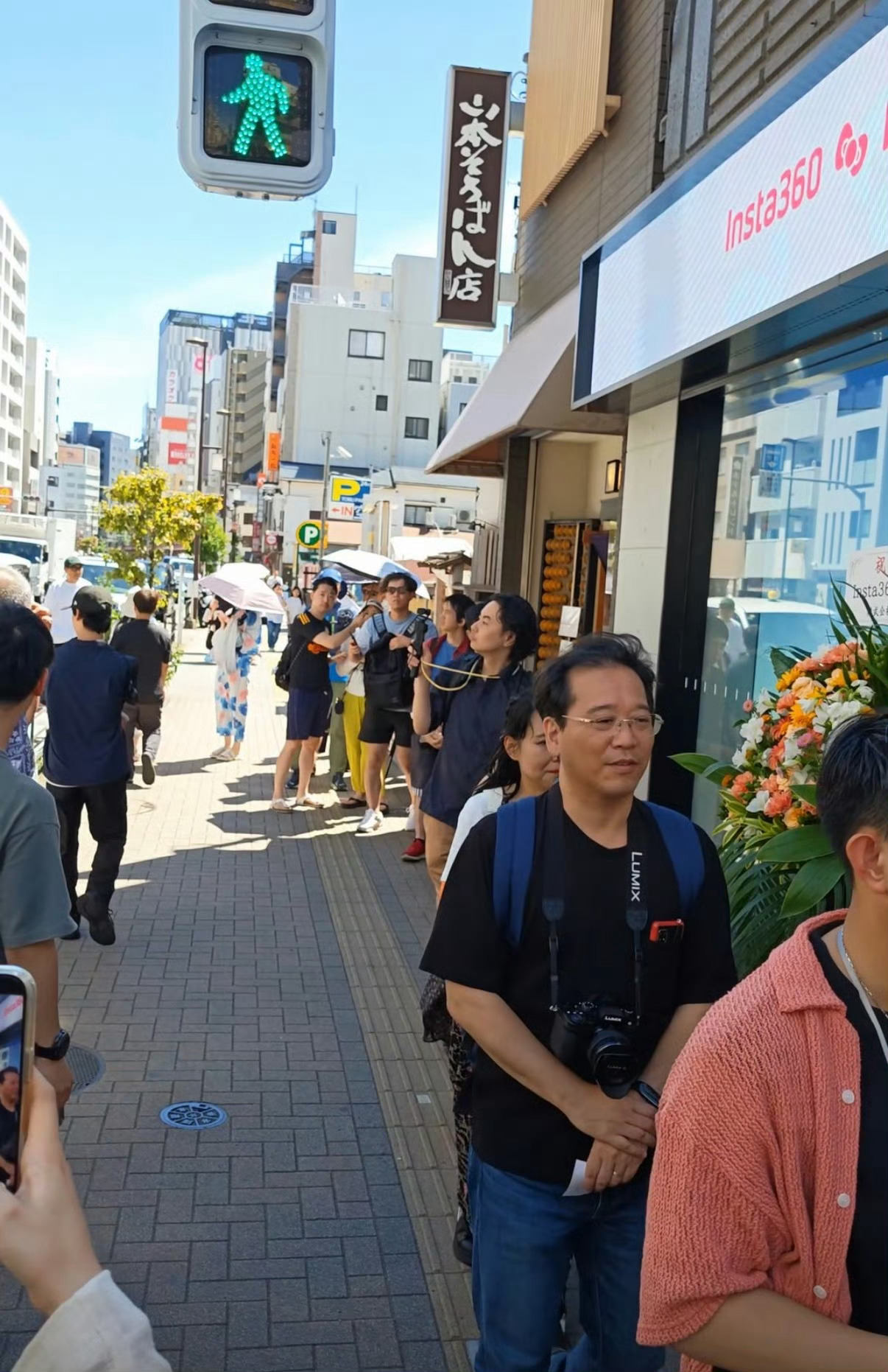 日本人烈日下大排长龙买中国相机多年前还要进口日本的相机，现在局势逆转了，日本抢着