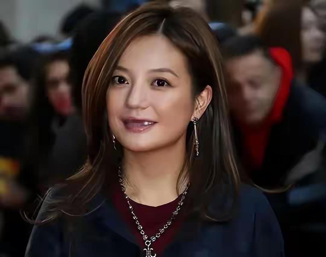 赵薇这事儿可真是跌宕起伏。事业没了，婚也离了，被封杀5年后不再隐忍，首次出来回应