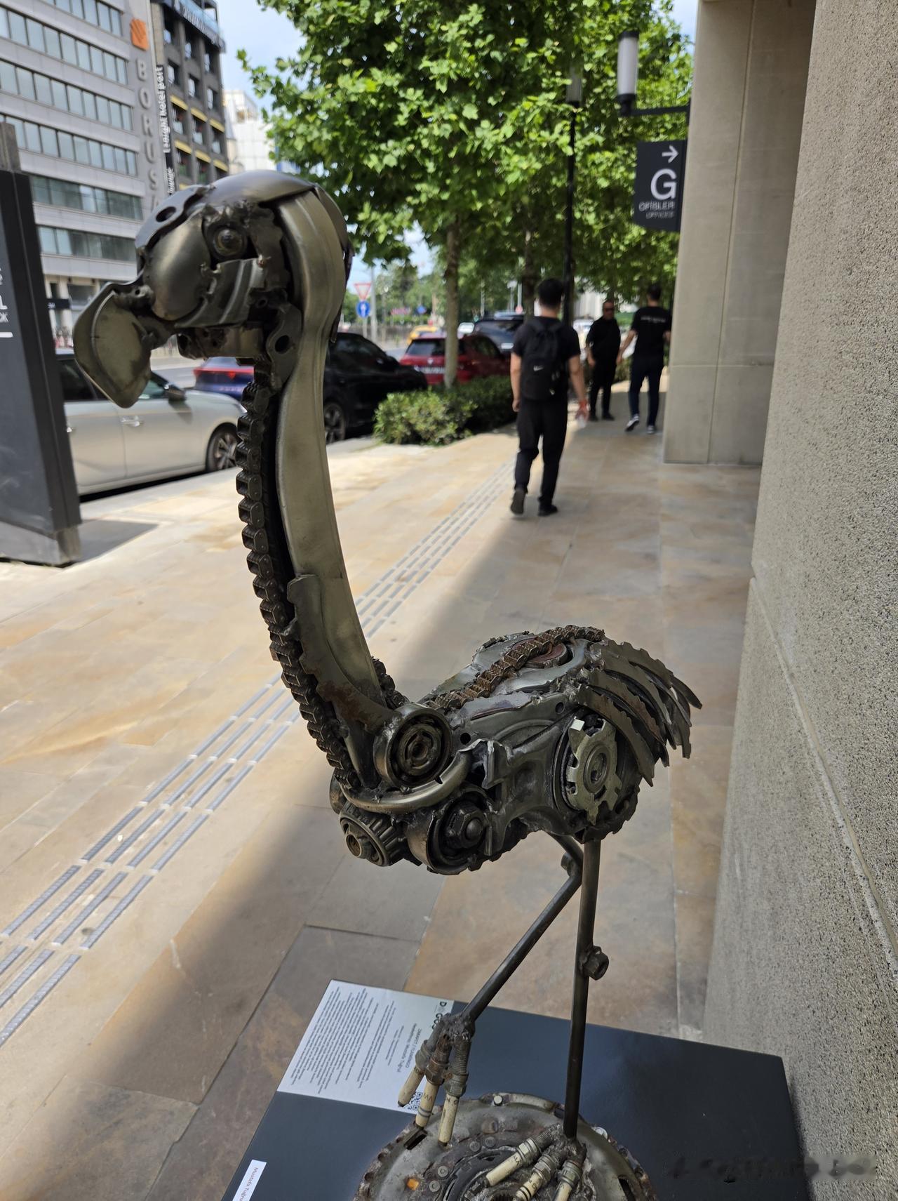 这是废旧金属件做的火烈鸟，火烈鸟，Phoenicopteridae，源于拉丁语，