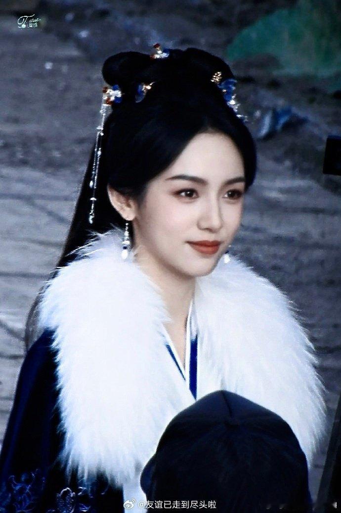 周也和张婧仪同款毛领大氅造型…这样对比看起来两个人倒是长的不像了 ​​​
