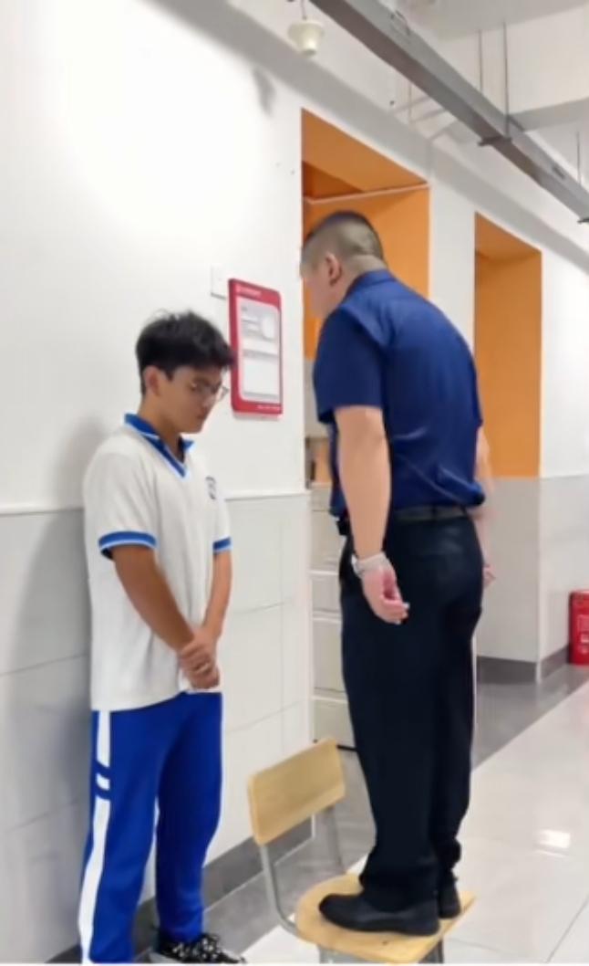 现在当老师真不容易，
学生个个人高马大，
犯了错打又打不得，
那就只能喊出来训话
