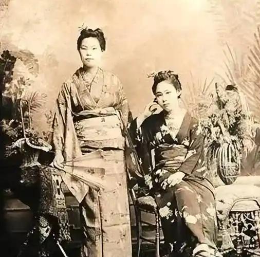 在明治维新后的日本，一群特殊的“海外务工”女性正在默默支撑着国家的“富国强兵”梦