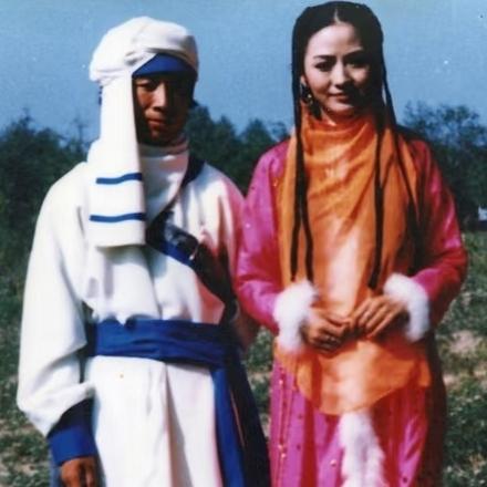 1998年，演员刘丹在《还珠格格第二部》外景拍摄期间，一张罕见的留影，取景地是河