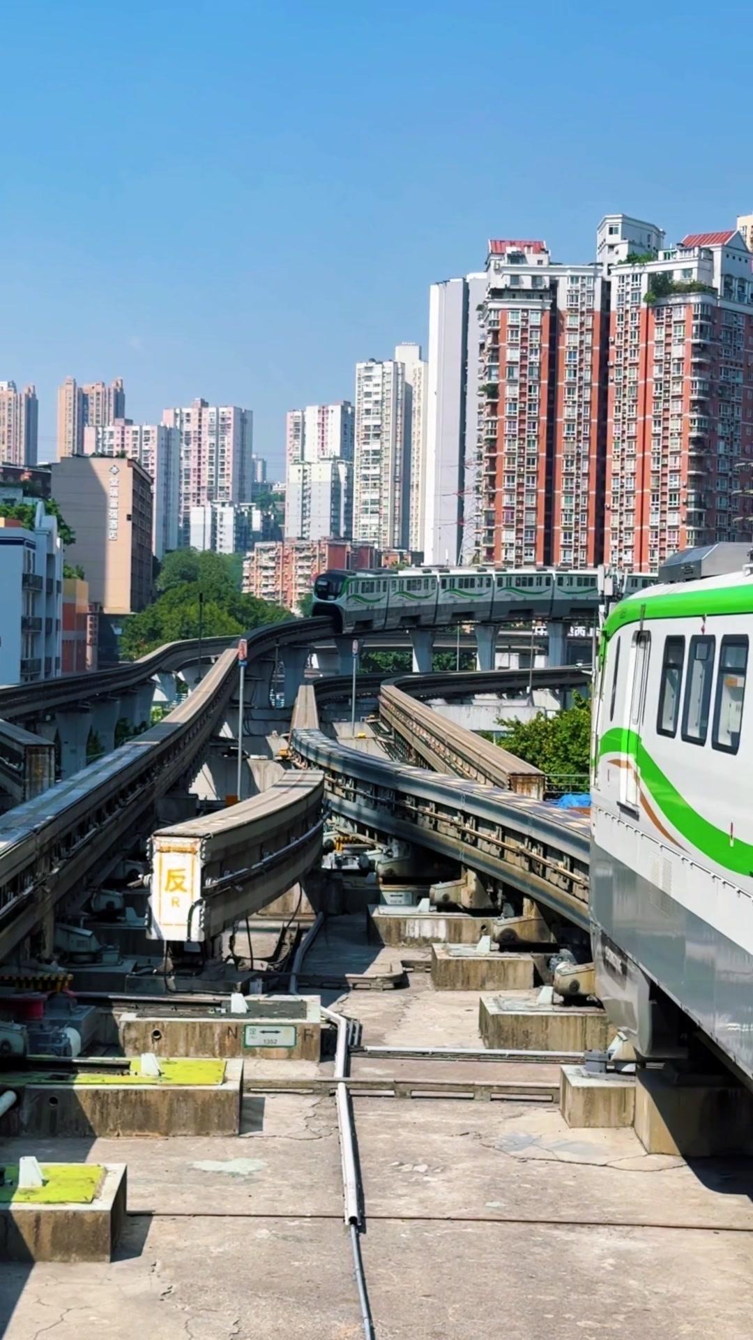 在重庆坐轻轨是什么神奇体验？🚇坐轻轨穿行山城一路爬坡变轨都丝滑流畅
外地人坐完