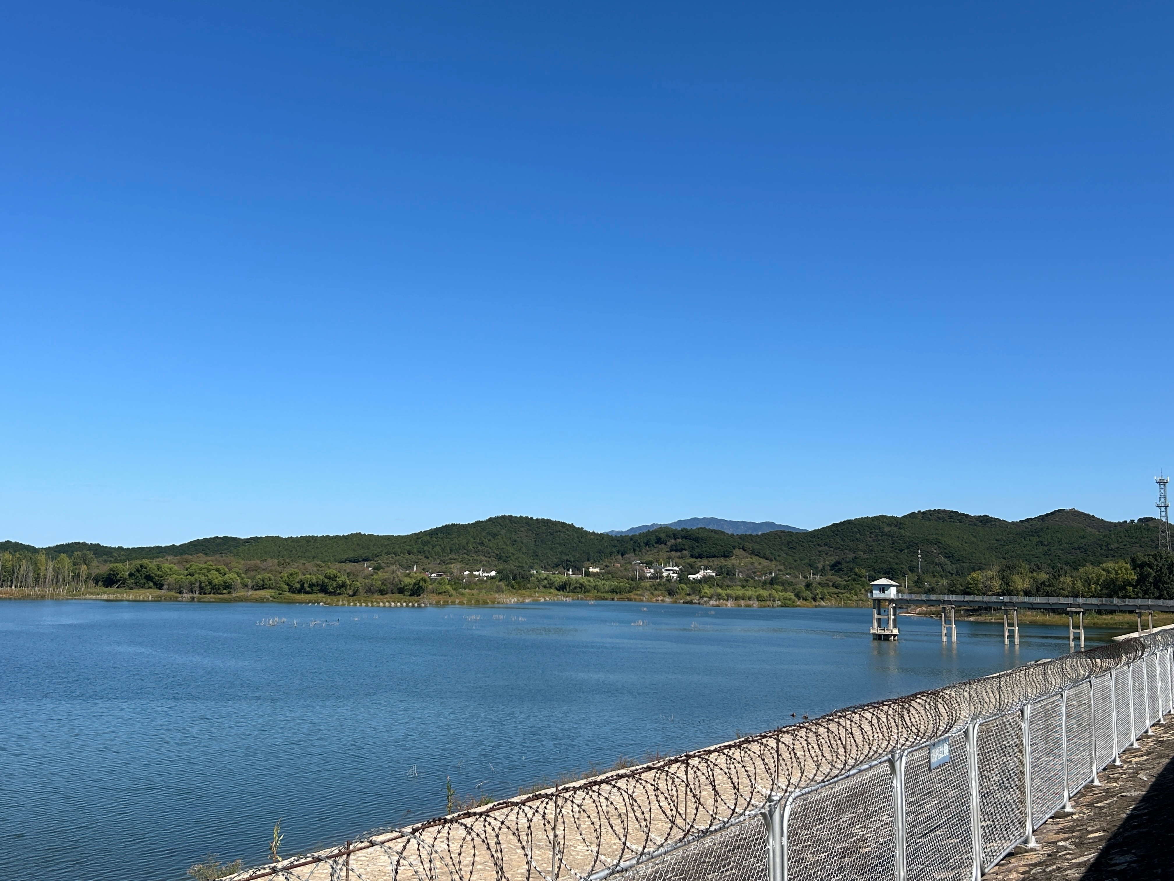 今天去密云水库，跟没考过科一一样，骑着摩托理直气壮往高速上冲，还好在收费站被劝返