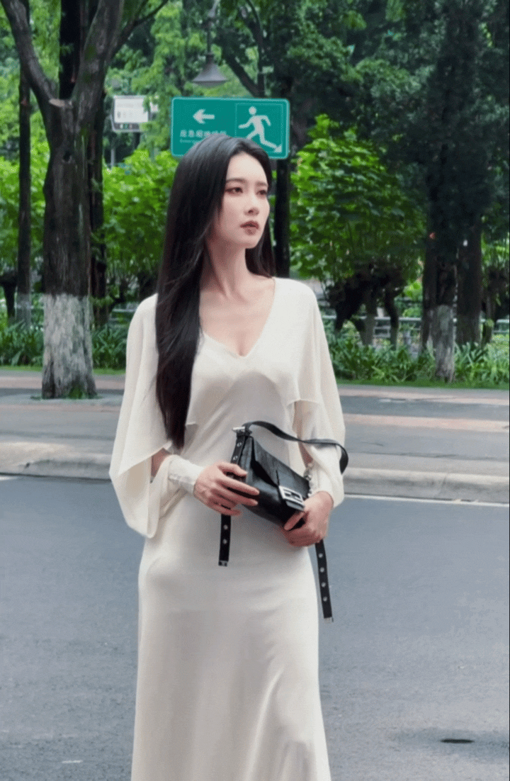 孟子义在马路边上拍大片，她好美呀！