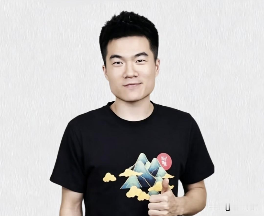 董宇辉揭露了一个残酷的真相：
你拼命想活成父母的反面，
这执念本身就是他们刻你骨
