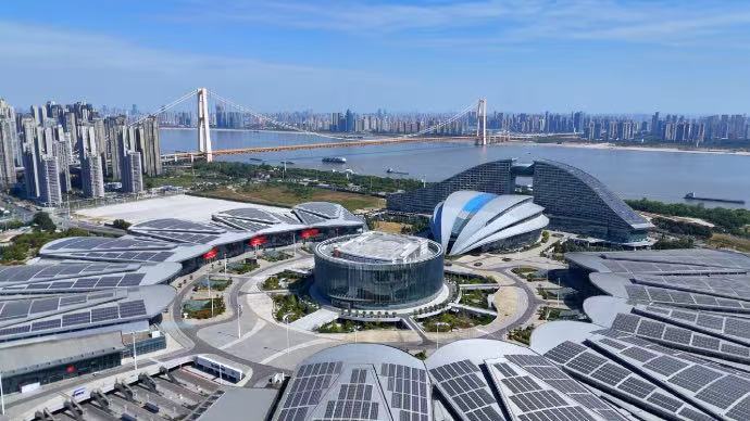 嘉年华时隔7年回归时隔多年再度相逢，满满欢乐氛围扑面而来，多元趣味内容应有尽有，