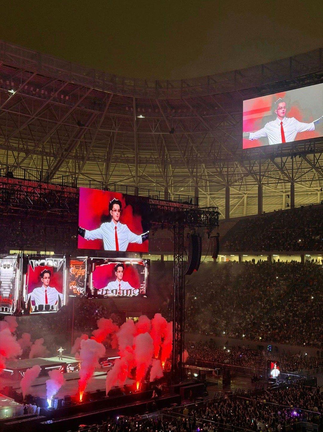 王鹤棣的屁股得恐高吧 强烈建议回看《优雅》直拍！王鹤棣跳舞时的核心力量惊为天人，