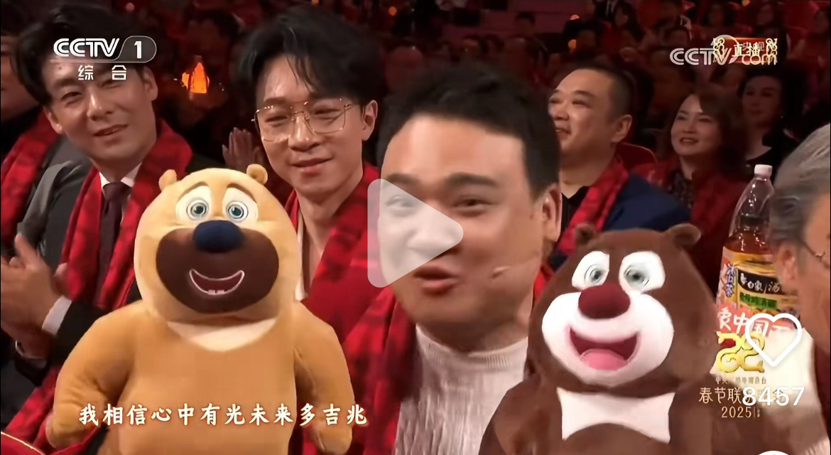 后面这个戴眼镜的是张维伊吗？？ ​​​