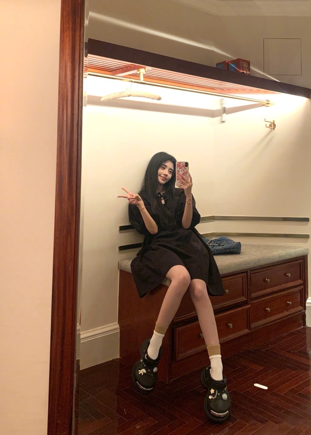 #鞠婧祎的胖鞋# 穿着胖鞋和白色袜子的样子好萌，春天的气息扑面而来，爱了爱了🤩