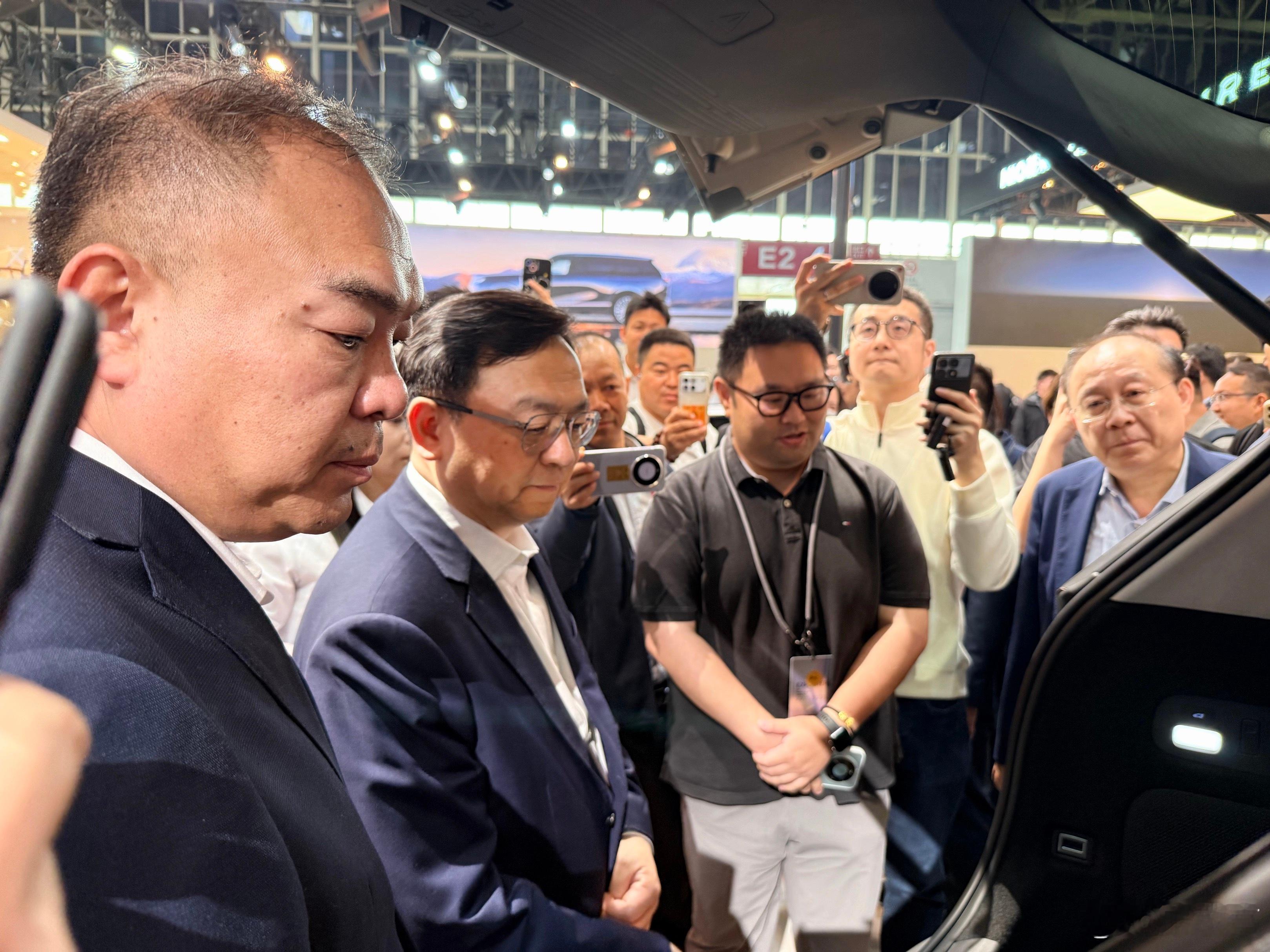 北京车展车企大佬围观小鹏GX王传福朱江明体验小鹏GX三排电动折叠北京车展现场，小