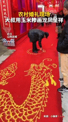 山西运城，一场婚礼上，七旬老师傅拎着一个塑料饮料瓶，瓶底扎了几个小孔，装满金黄的