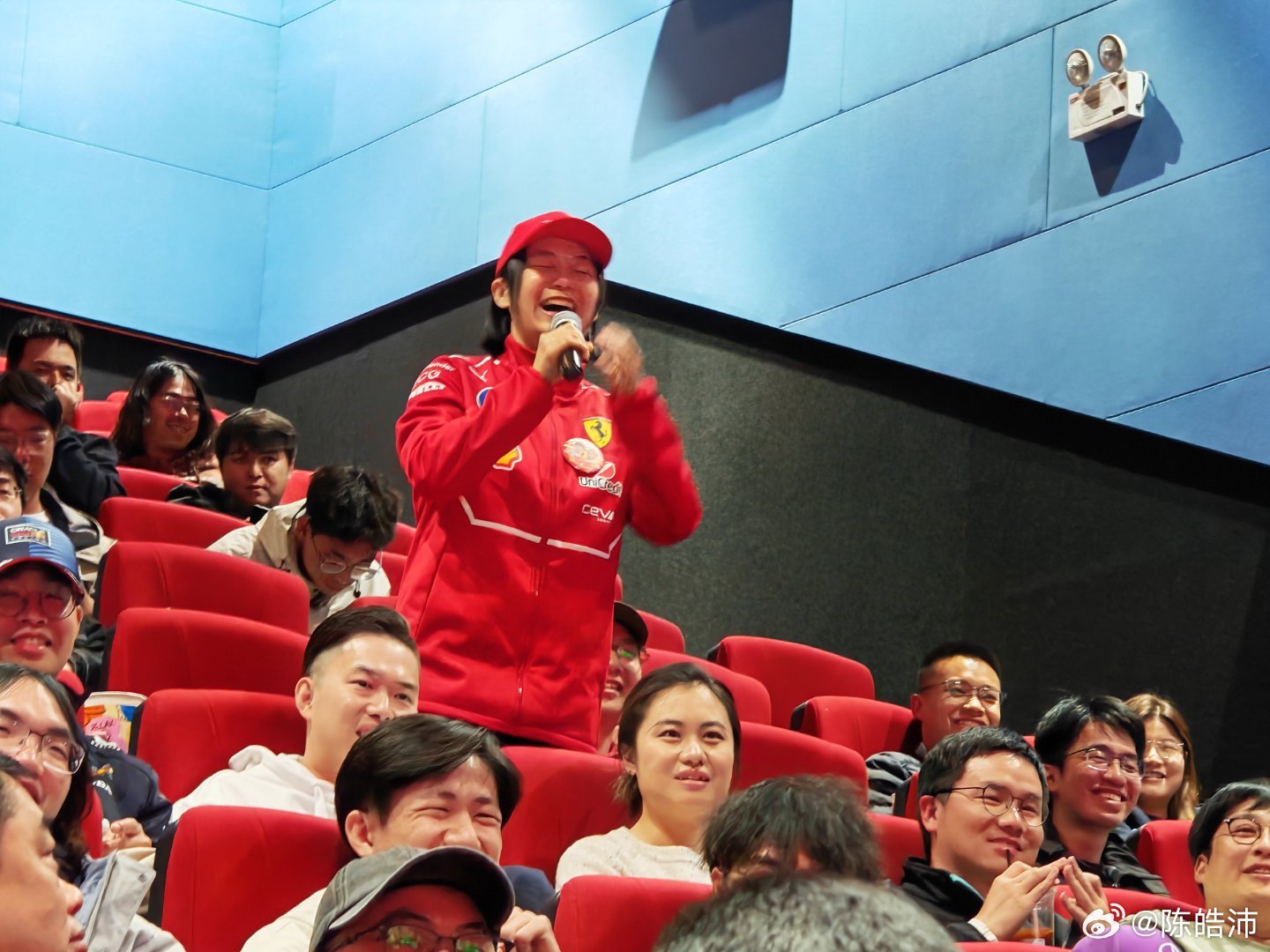 昨晚观影团最有意思的一个粉丝，嗯，严格来说她不是我们的粉丝，大概还不是她说她老公