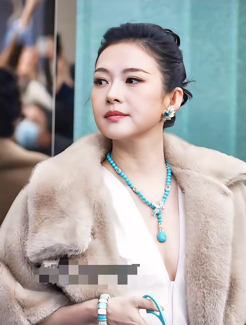 章子怡最大的困境，不是接不到戏，而是她这张脸，已经演不了穷人了。
市场要的是为