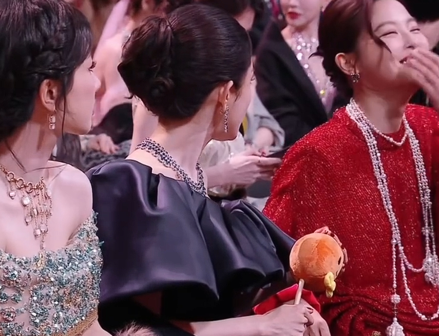 杨紫杨幂辛芷蕾同框杨紫杨幂辛芷蕾坐一起 杨紫杨幂辛芷蕾同框，杨紫杨幂辛芷蕾坐一起