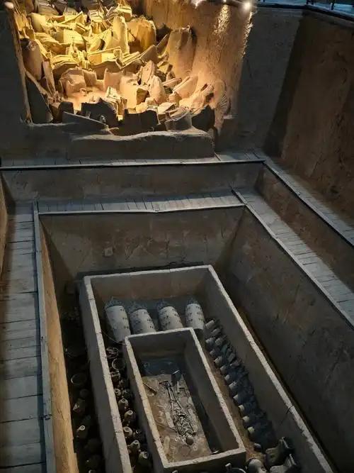 一座3㎡的小墓，面积还没有一个小旅馆的卫生间大，却出土了225件国宝，价值超过几