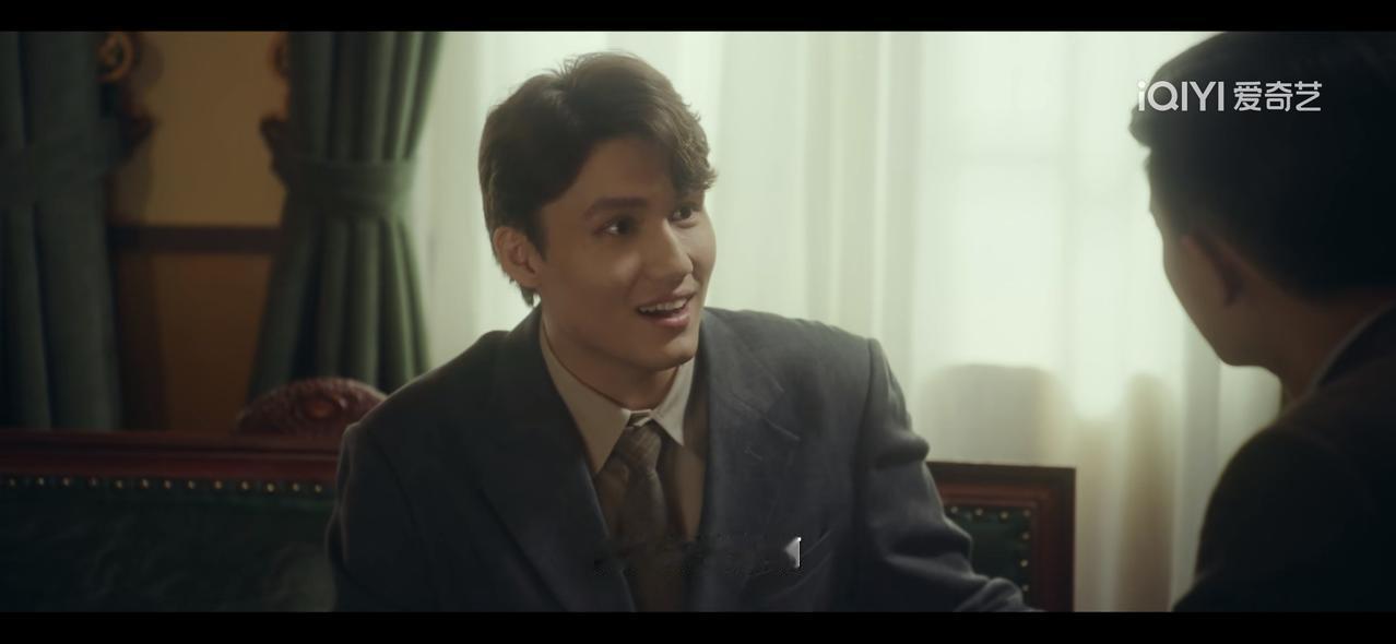 看电视剧巜风与潮》。
原来赌王竟是宝安人。

男主乱世中头发一丝不苟，无论什么场