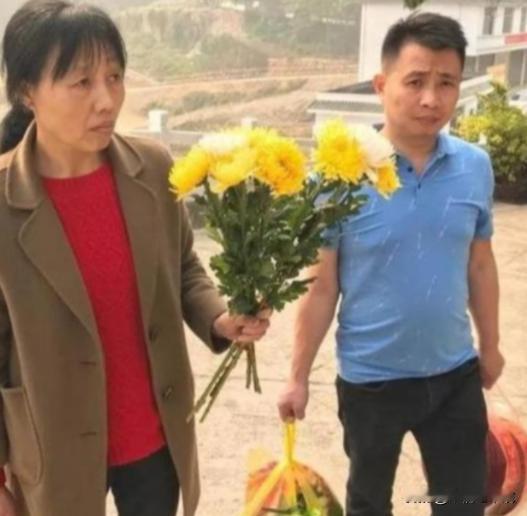 1984年，一战士壮烈牺牲，其新婚20天妻子拒绝改嫁，坚持生下遗腹子。35年后，