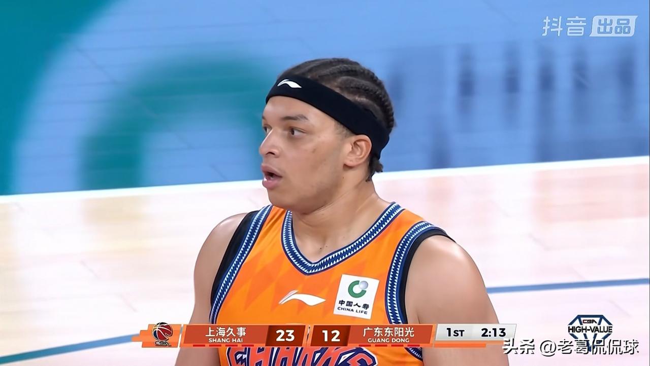 上海久事大外援洛夫顿真是太懂事了！在今天上海久事主场以97：81轻取广东东阳光的