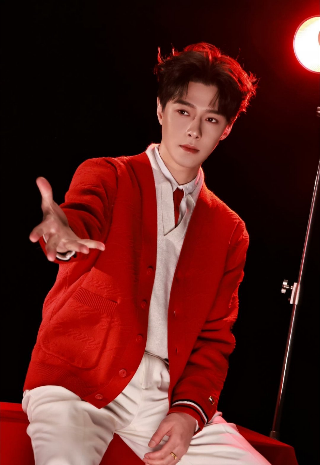 方逸伦有没有人跟你说，你穿红色真的好好看！！