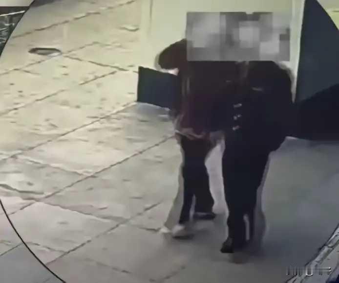 胆子真大！近日浙江杭州淳安高铁站，惊现一位“大人物”——一名男子身着全套“上将军