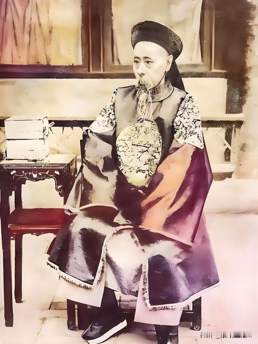 你可以把奕劻想象成一个特别精明的“职场老油条”。他出身其实不咋样，家道中落，穷得