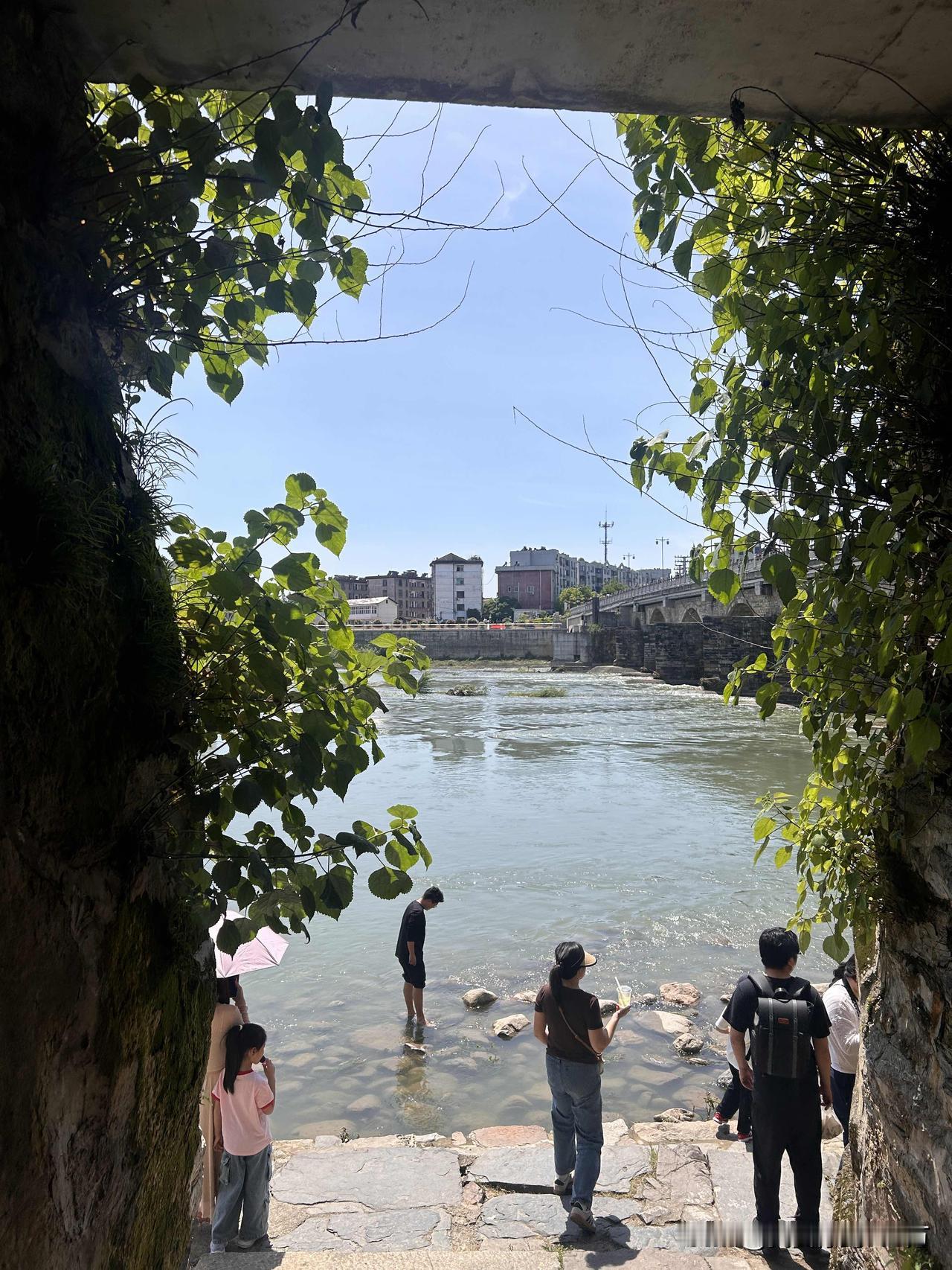 五一第一天来到了宣城市，
体验感还是非常好的，路上不堵车景区人不多，车位特别多还