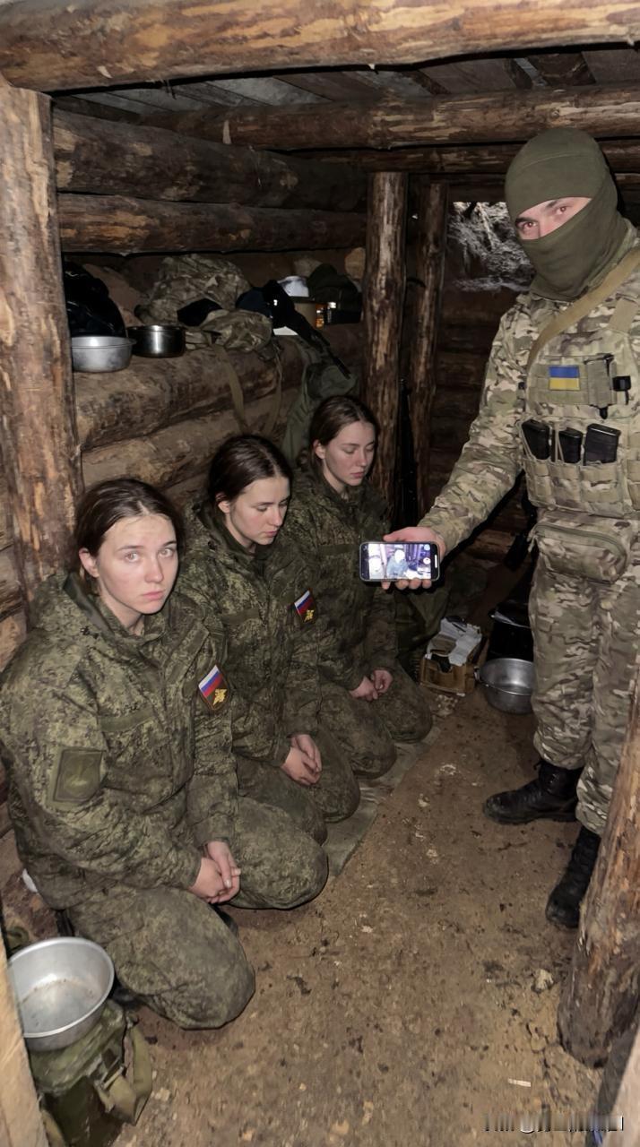 乌军今天在利曼方向的战壕里，抓到了一群躲在里面的女性士兵 ，乌军搜查她们的手机时