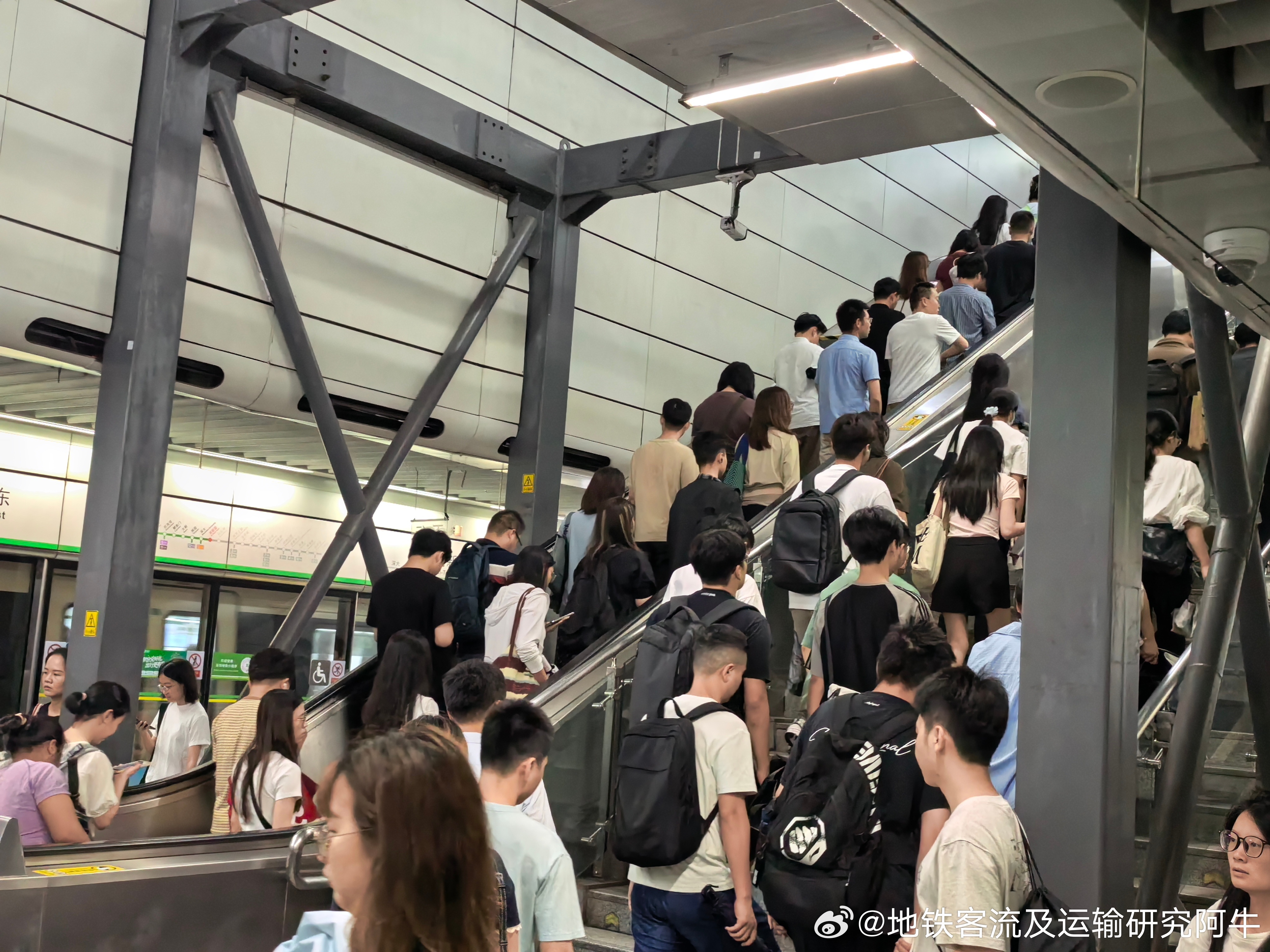 深圳暴雨大暴雨来袭 夜阑卧听风吹雨，铁马冰河入梦来 深圳地铁