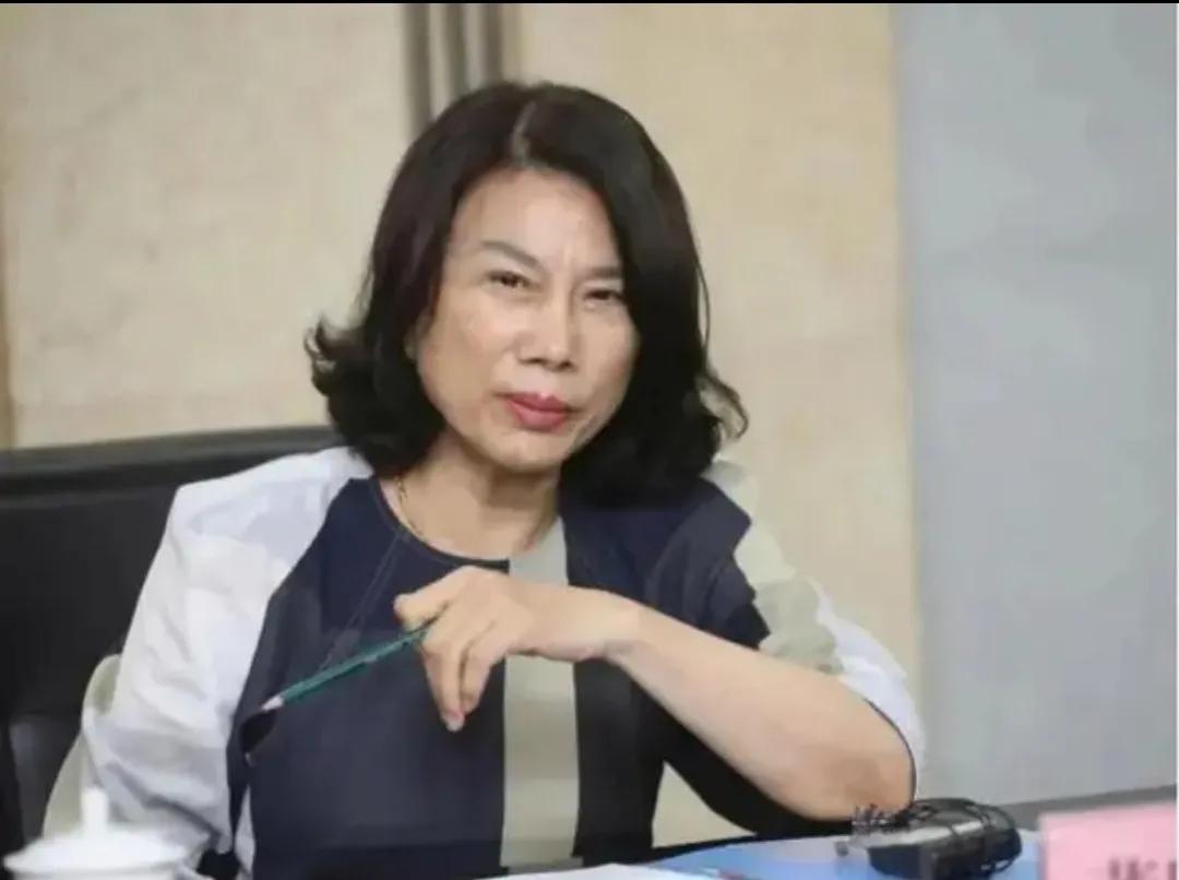 董明珠 的麻烦来了，疑似经销商攻击小米空调。

他声称：买了两台，用了一年卖二手