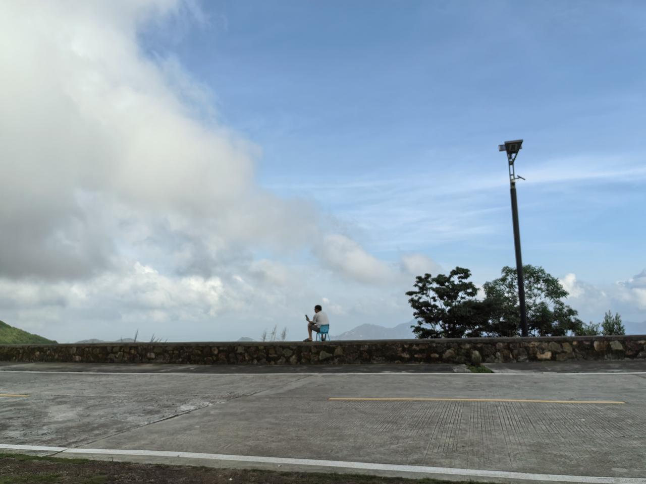 35℃的高温天气，酷热难耐，坐着也出汗的节奏！我和老公走出村子，明晃晃的太阳刺得