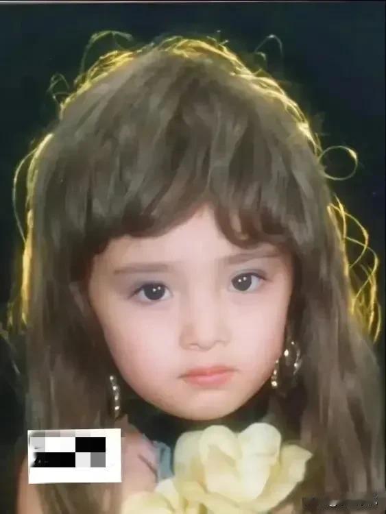 这是一位顶流明星的童年照。
她的大眼睛清澈明亮，极为抢眼，宛如两颗晶莹的葡萄，散
