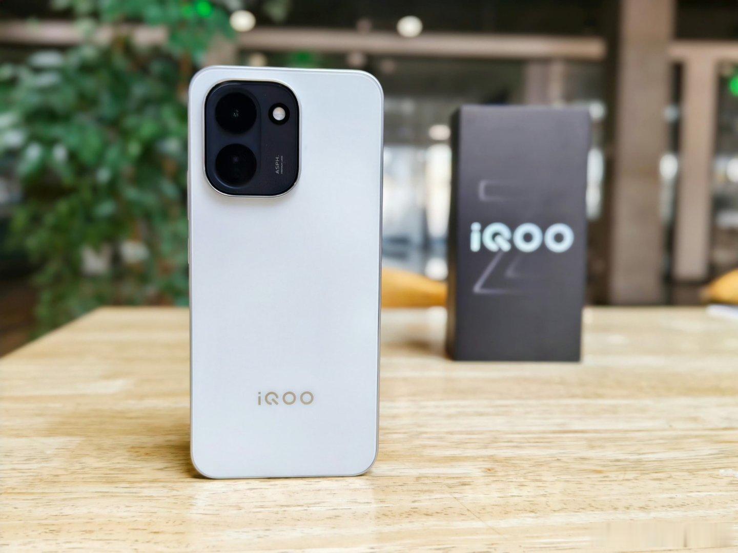 iQOO Z11这款手机虽然是千元机，但是并没有廉价的味道。它的后壳就很好看！它