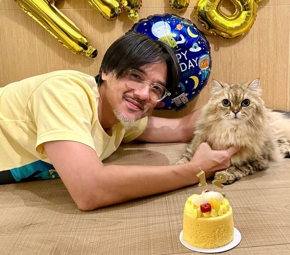 50岁的冯德伦为爱猫庆祝12岁生日🐱🎂 ​​​