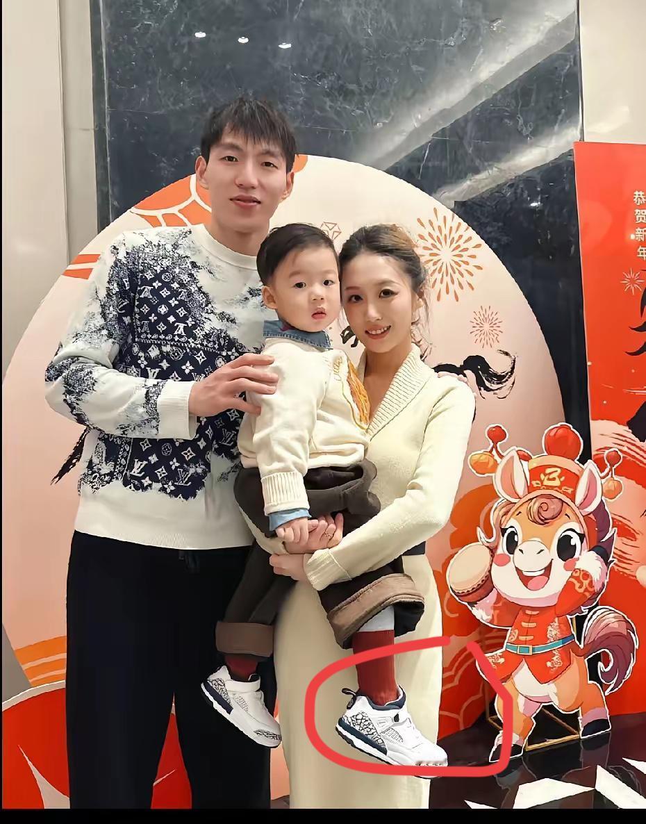 吴前老婆非常漂亮，请问一下儿子穿的鞋子是什么牌子的，非常漂亮