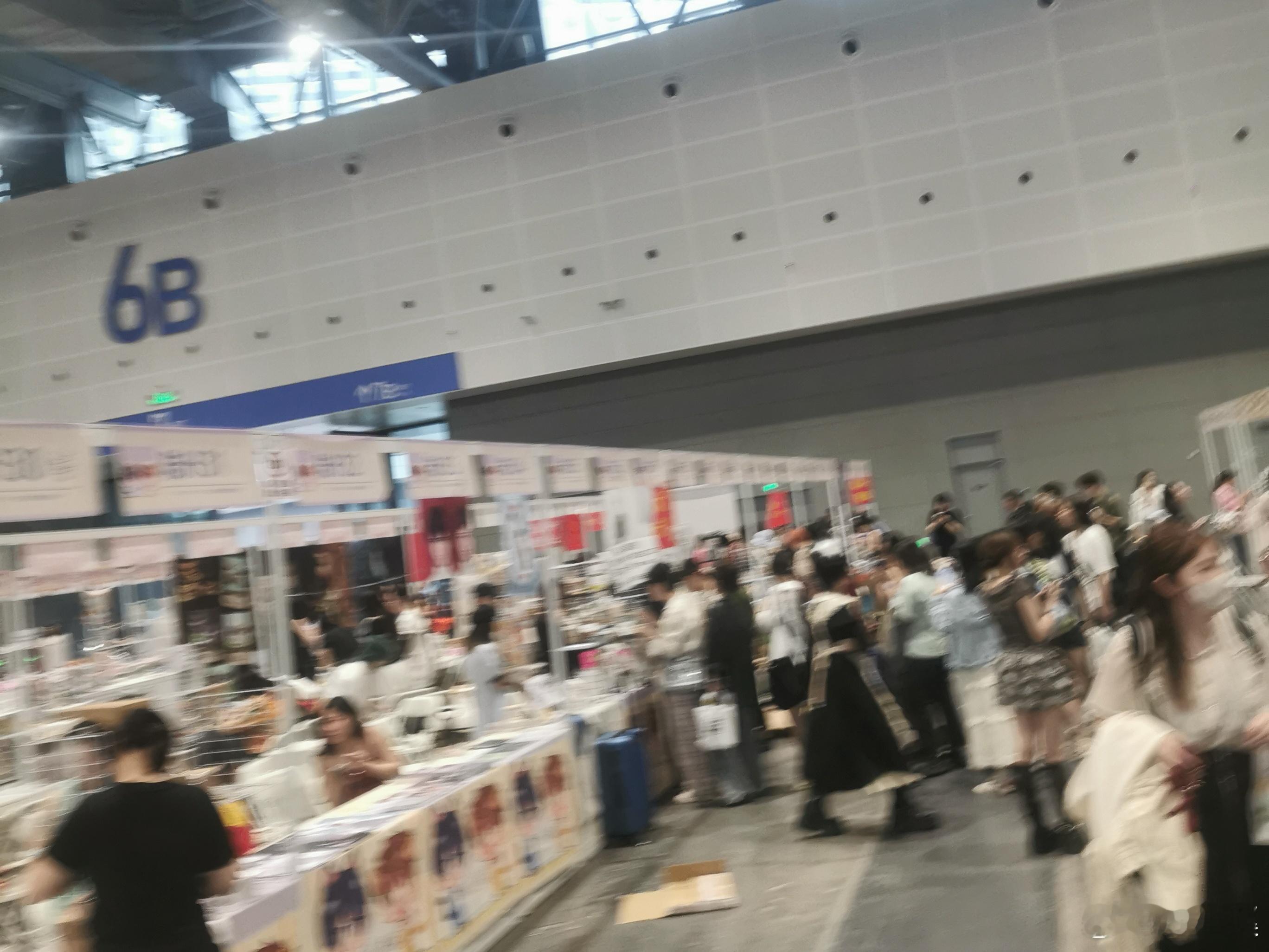 cp31 去布展，已经有摊子开始排队买本了[允悲]，摊主证才是真正的VIP啊(ﾉ