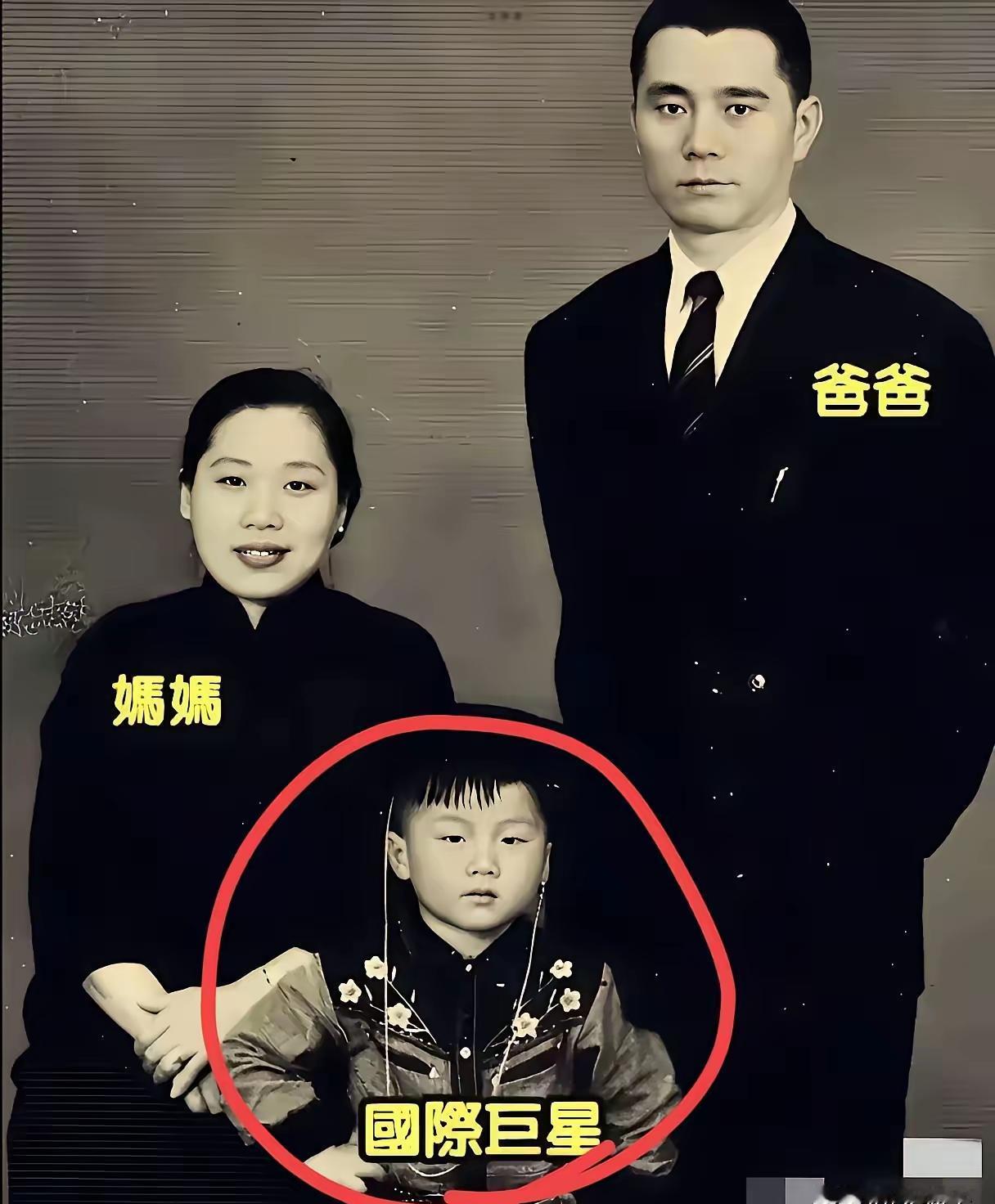 这张1958年的家庭合影里，4岁的卷发男孩，后来让地球停止转动了三秒。
你看到的