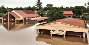 周二莫桑比克发生严重洪水，数千人被迫逃离，超过7.2万户房屋被淹没，道路、桥梁和