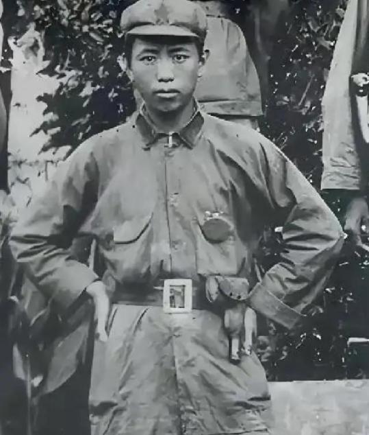 1962年，空军司令刘亚楼缴获一把美式伞刀，把玩时不慎被锋利的弹簧机构划破手指，