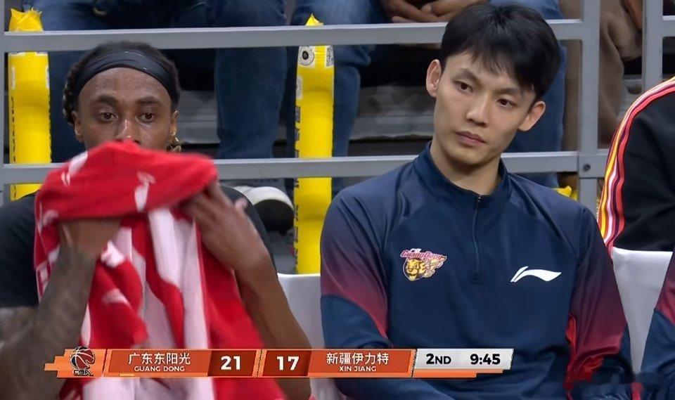 镜头扫到替补席的徐杰，萨林杰和徐杰第一节都还没登场，看看后面有没有机会 广东男篮