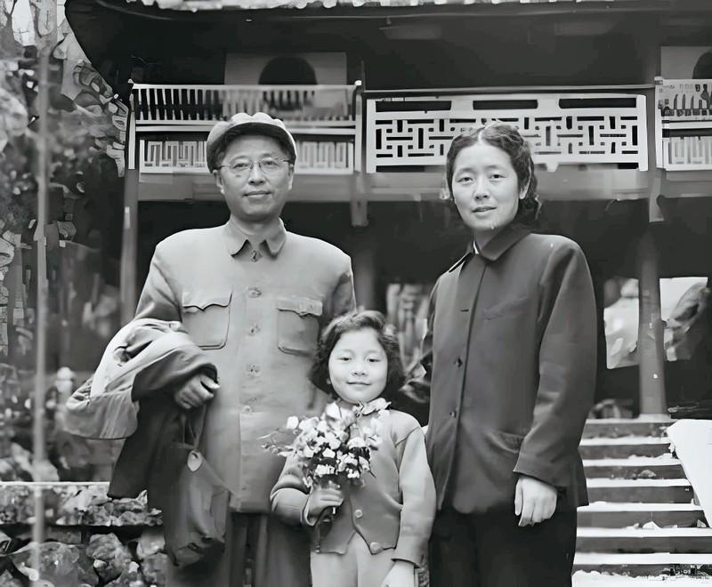1940年，《雷雨》的作者曹禺，出轨一个23岁的女学生，他的清华才女妻子得知此事