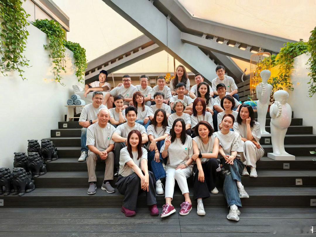 黄晓明合照状态 黄晓明晒出大学毕业三十年合照，人群中一眼就能锁定，颜值状态超能打