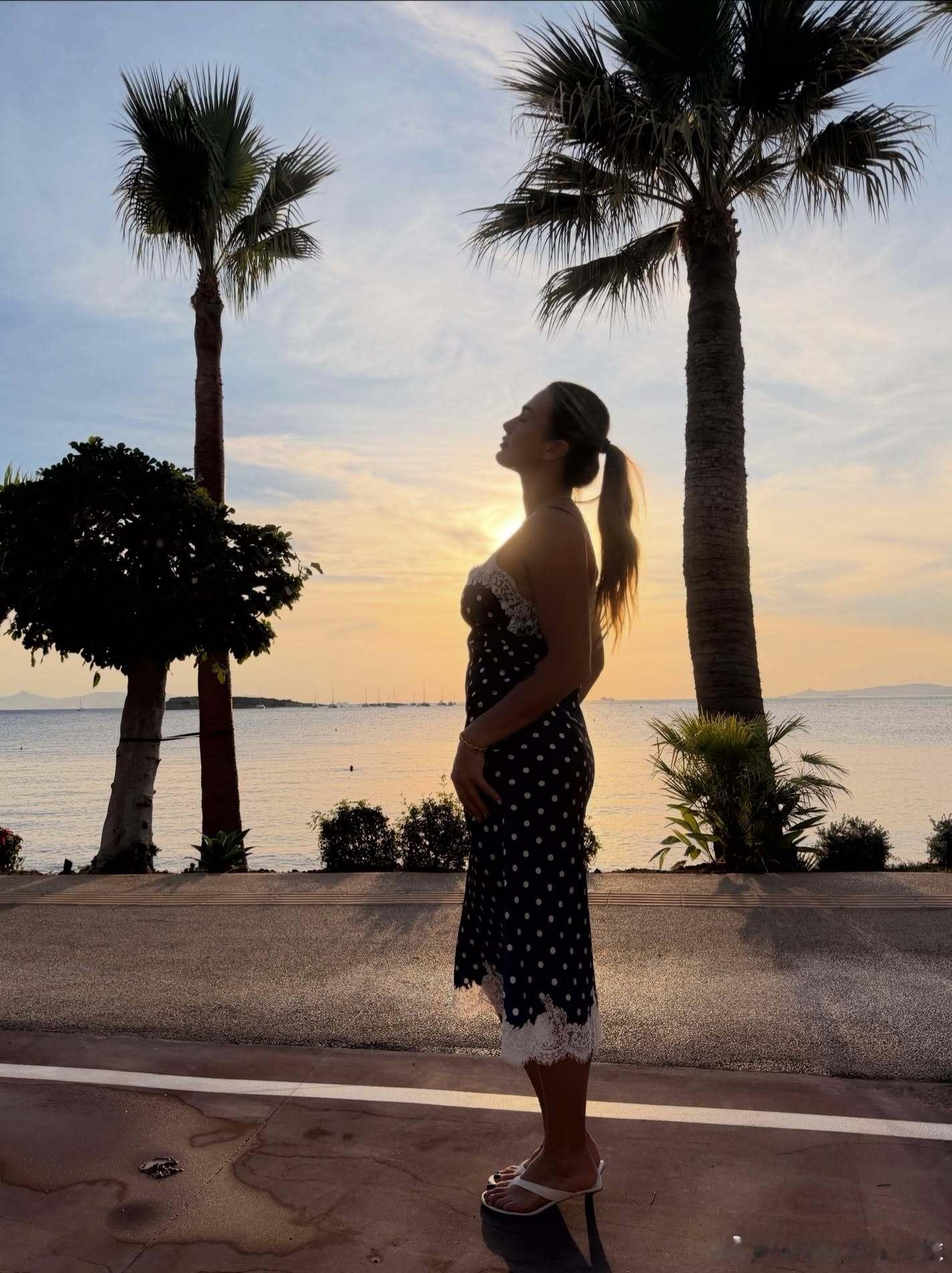 萨巴伦卡🇧🇾看书虎妞ig晒出希腊度假🏖️切片，图一她正在看自己的运动心理教