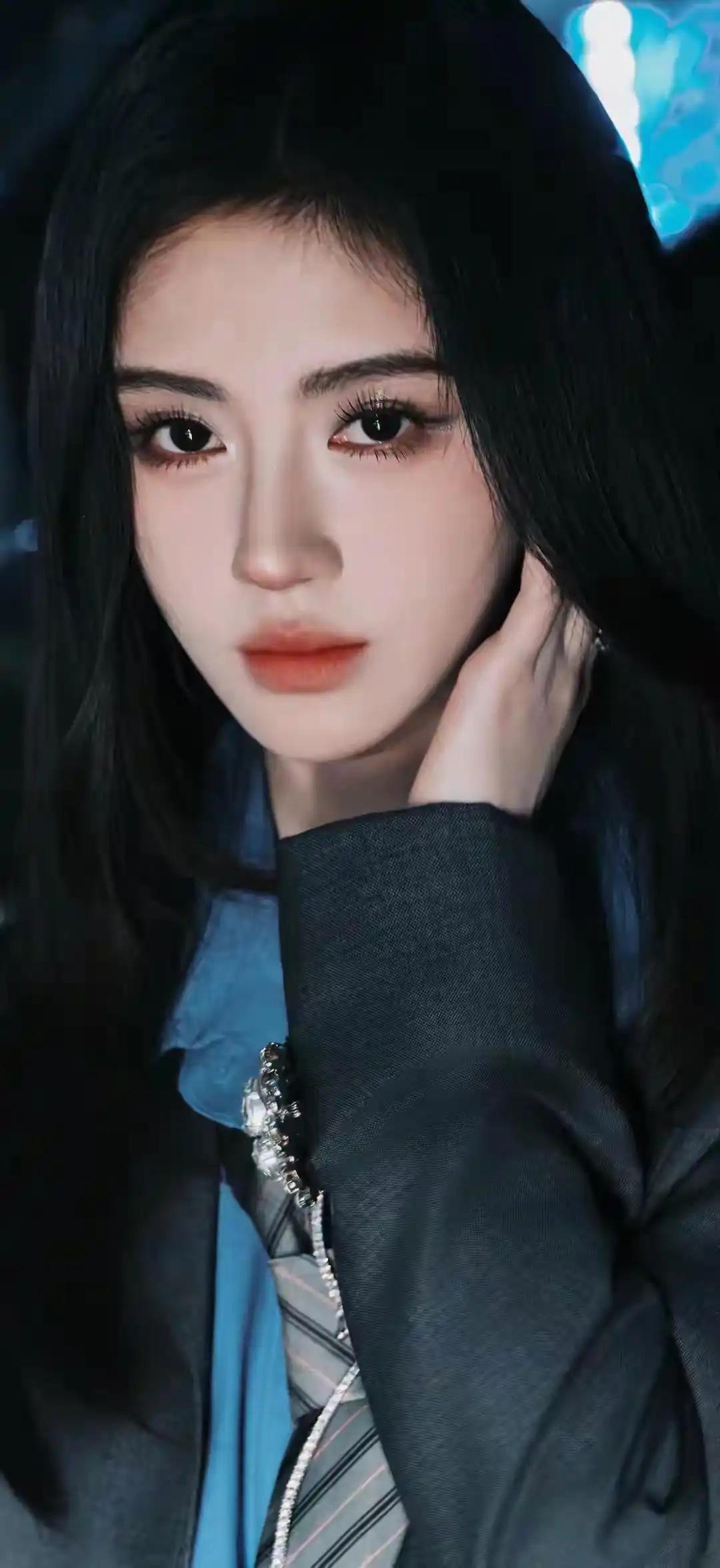 白天的时候，站在桥上，能看到碧波荡漾的嘉陵江水，还有两岸错落有致的建筑。桥上车来