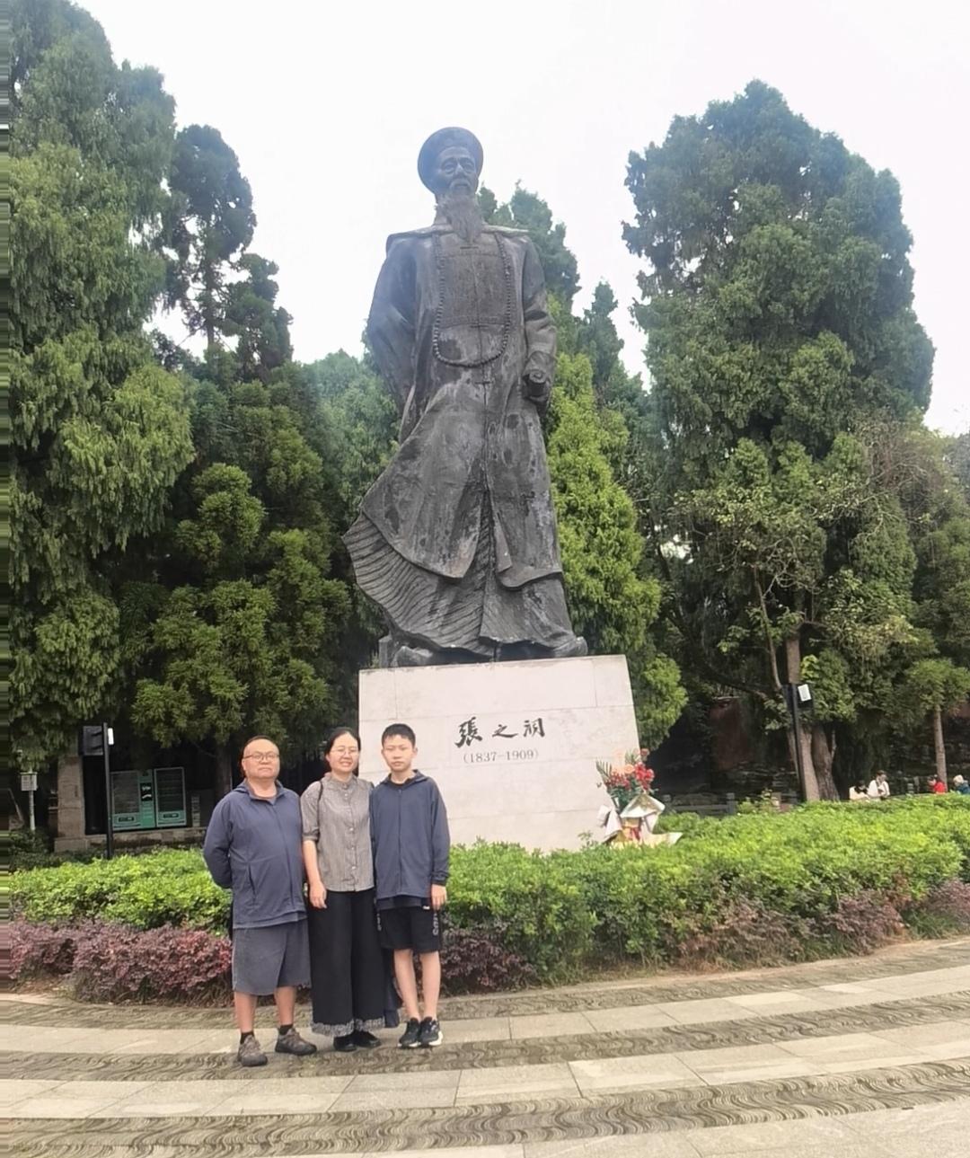 出生于贵阳，在黔西南安龙长大的晚清正国级干部张之洞，不但是个清官，还是一个对中国