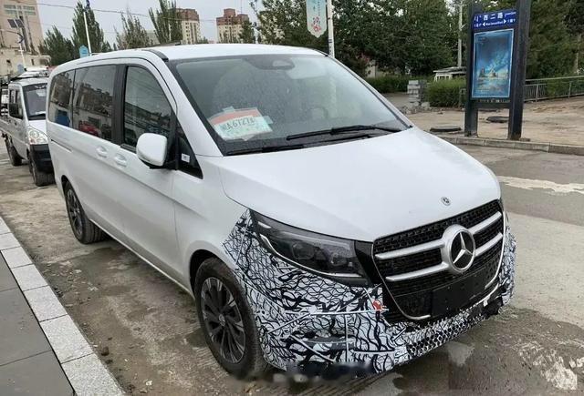 #汽车资讯# 【新款奔驰V级谍照曝光，将会搭载多种动力】近日，新款奔驰V级谍照曝