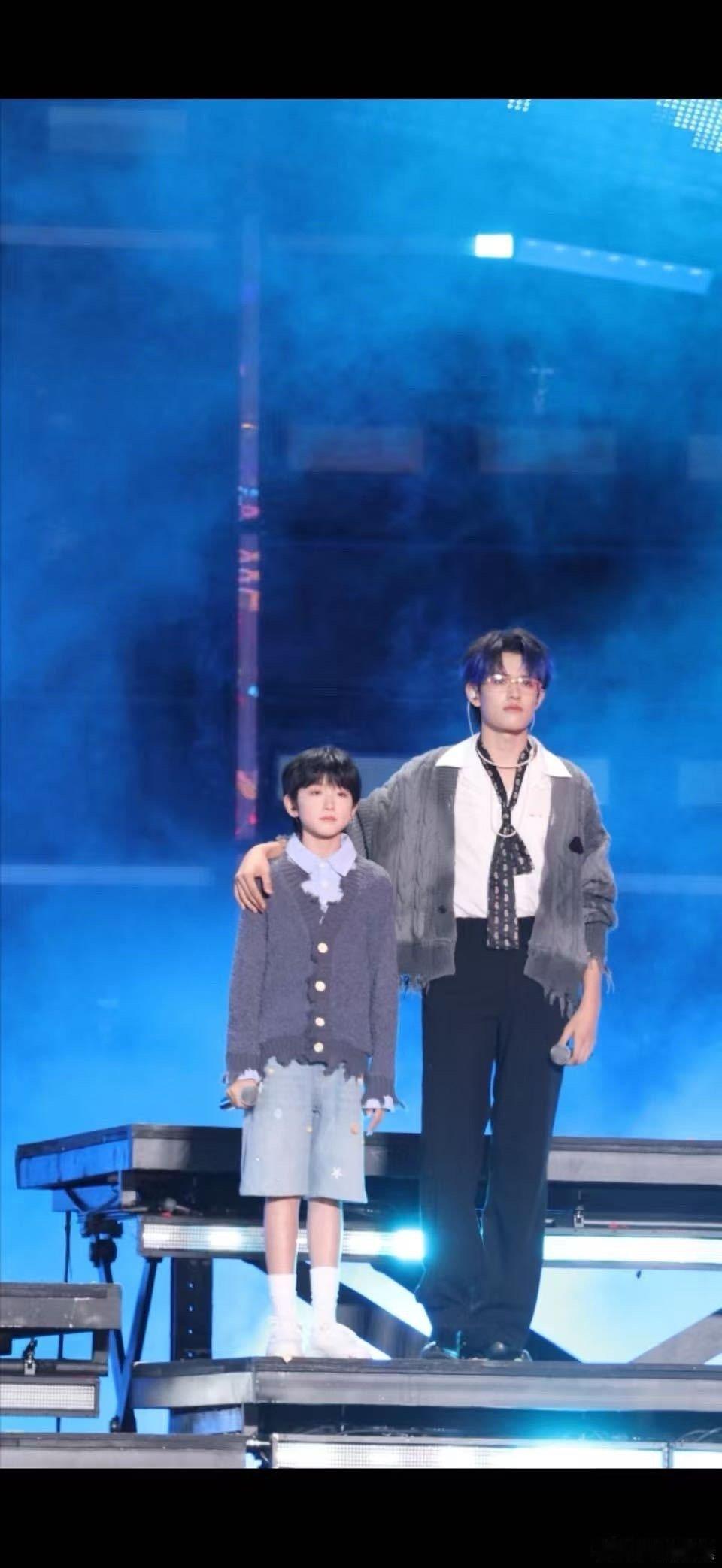 张极五代同台最萌身高差 新音同台这画面太有爱了！张极气场全开，小朋友奶呼呼的，这