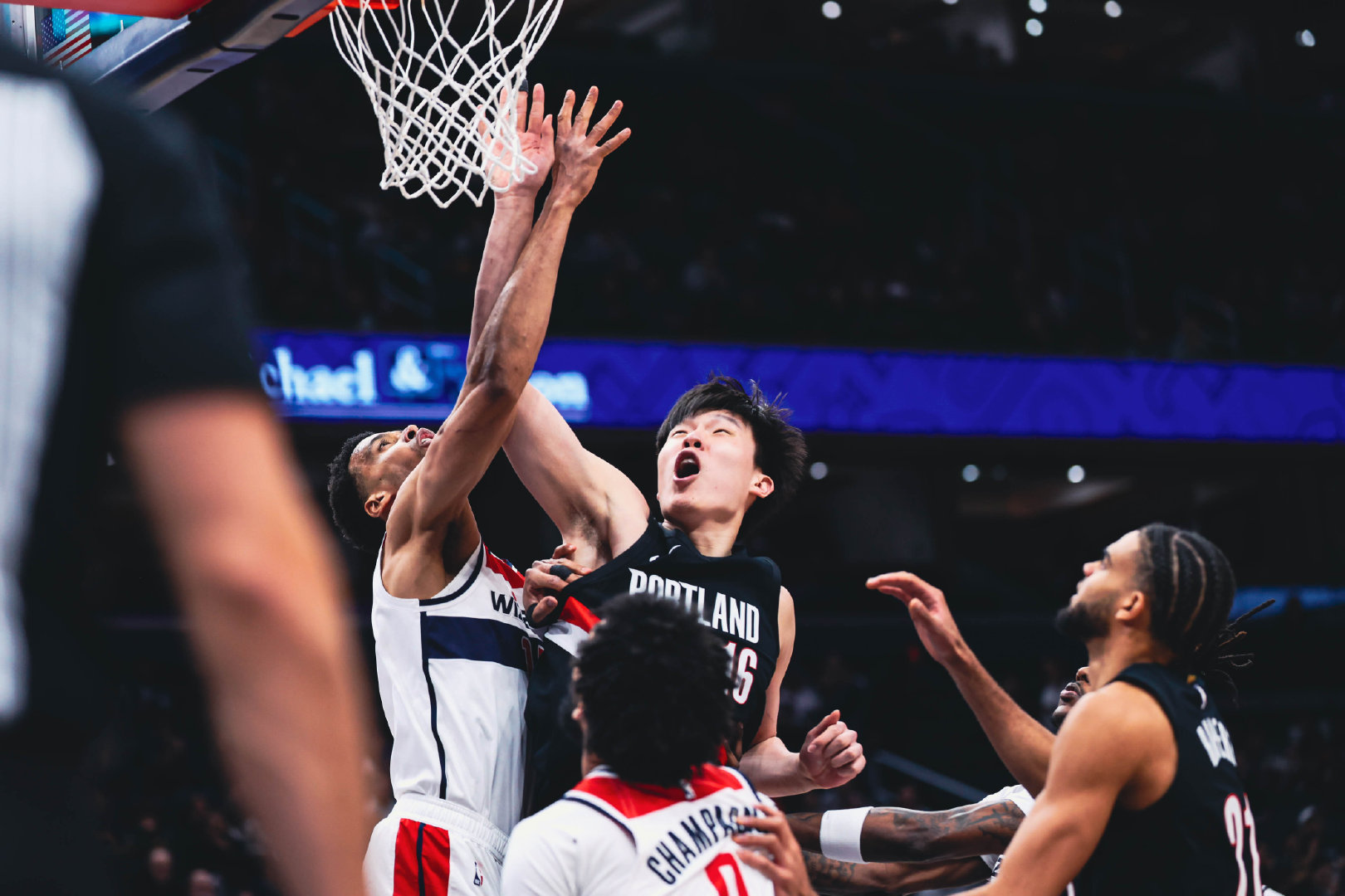 #杨瀚森5篮板追平生涯纪录#碾着抢！杨瀚森强势抓下前场篮板，5个篮板已追平生涯纪